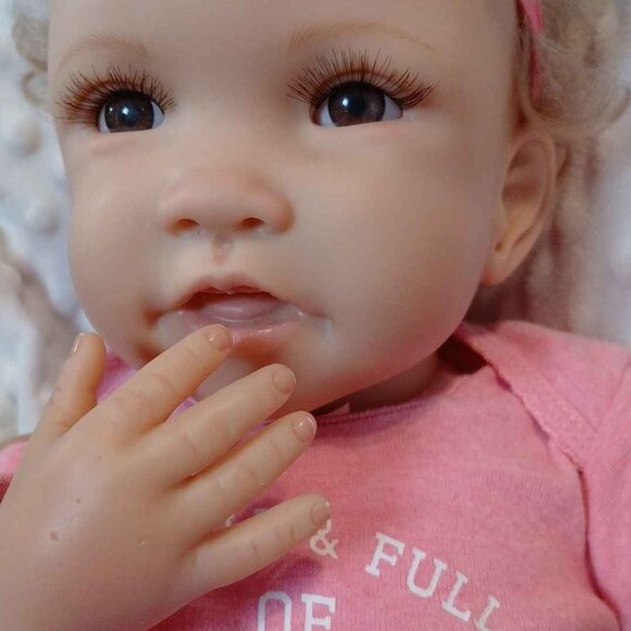 Ashton Drake Galleries So Truly Real 'Picture Perfect' Doll by Waltraud Hanl - Picture 6 of 10